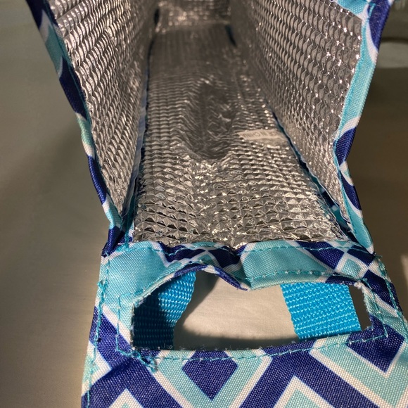 Light a blue and Navy Insulated Wine Bag. GUC *Small Abnormal Spot on Inside* - Picture 4 of 4